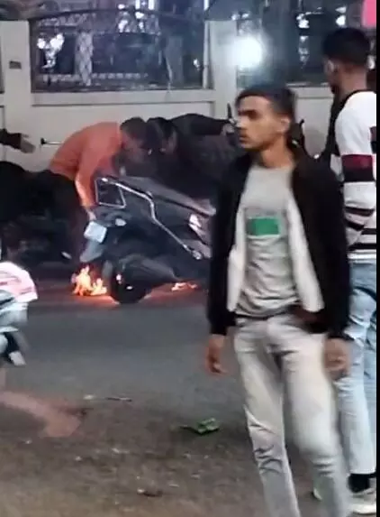 चलती स्कूटी बनी आग का गोला- पानी के कैंपर वाला बना फरिश्ता चलती स्कूटी बनी आग का गोला- पानी के कैंपर वाला बना फरिश्ता