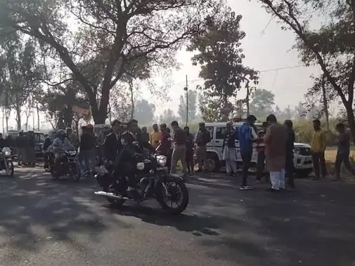 तेज रफ्तार एंबुलेंस की टक्कर से बाइक सवार की मौत- लगाया जाम तेज रफ्तार एंबुलेंस की टक्कर से बाइक सवार की मौत- लगाया जाम