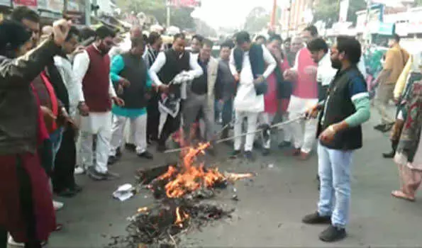 भाजपाइयों ने कांग्रेस के सांसद धीरज साहू का फूंका पुतला