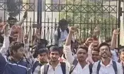 फीस बढ़ोतरी को लेकर छात्र छात्राओं में उबाल- प्रदर्शन कर काटा बवाल फीस बढ़ोतरी को लेकर छात्र छात्राओं में उबाल- प्रदर्शन कर काटा बवाल