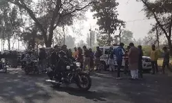 तेज रफ्तार एंबुलेंस की टक्कर से बाइक सवार की मौत- लगाया जाम