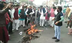 भाजपाइयों ने कांग्रेस के सांसद धीरज साहू का फूंका पुतला भाजपाइयों ने कांग्रेस के सांसद धीरज साहू का फूंका पुतला