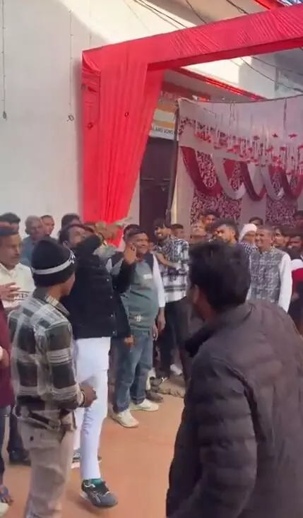 शादी में हर्ष फायरिंग-एससी की गाइडलाइन तमंचे की नाल पर रख के उड़ाई