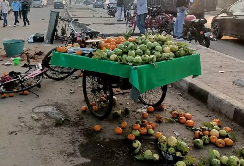 हाईवे पर अतिक्रमण से हादसा-फलों की ठेलियों में कार की टक्कर