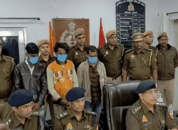 प्रशासनिक अफसर की बेटी को अगवा कर चलती कार में गैंगरेप
