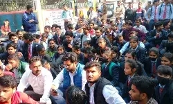 यूनिवर्सिटी की फीस बढ़ोतरी से स्टूडेंट में उबाल- DM दफ्तर पर डेरा दिया डाल यूनिवर्सिटी की फीस बढ़ोतरी से स्टूडेंट में उबाल- DM दफ्तर पर डेरा दिया डाल