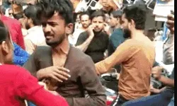 लड़के के सिर चढ़े इश्क के भूत को लड़की ने सरे बाजार उतारा चप्पल मार लड़के के सिर चढ़े इश्क के भूत को लड़की ने सरे बाजार उतारा चप्पल मार