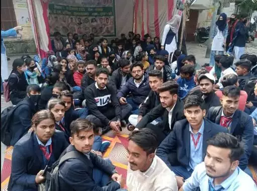 छात्रों की भूख हड़ताल जारी- यूनिवर्सिटी पहुंचे राकेश टिकैत- बोले..