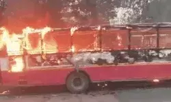 चलती रोडवेज बस बनी आज का गोला-यात्रियों में मची चीख पुकार चलती रोडवेज बस बनी आज का गोला-यात्रियों में मची चीख पुकार