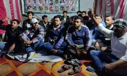 फीस बढ़ोतरी के खिलाफ कलेक्ट्रेट में भूख हड़ताल जारी- एमएलए पहुंचे..