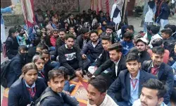 छात्रों की भूख हड़ताल खत्म- सिटी मजिस्ट्रेट पिलाया जूस