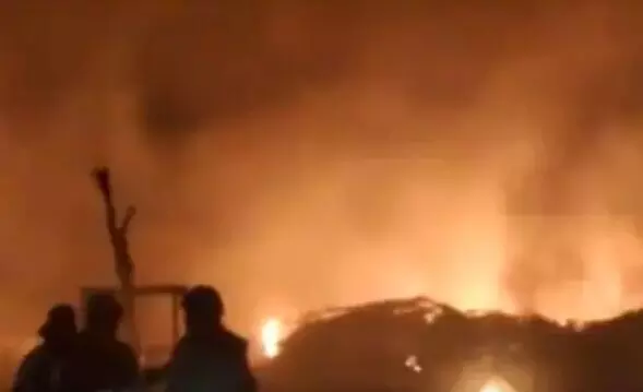 गोदाम में लगी भीषण आग- फायर ब्रिगेड की 20 गाड़ियों को पड़ा जूझना