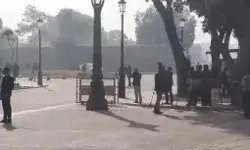 संसद में घुसपैठ-आठ सुरक्षा कर्मी सस्पेंड-PM ने की सांसदों संग बैठक संसद में घुसपैठ-आठ सुरक्षा कर्मी सस्पेंड-PM ने की सांसदों संग बैठक