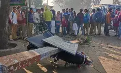 ओवरलोड ट्रक की टक्कर से टूटा खंबा छात्र पर गिरा-मौके पर मौत