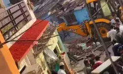 नये CM का एक्शन-BJP वर्कर की हथेली काटने वालों के घरों पर बुलडोजर नये CM का एक्शन-BJP वर्कर की हथेली काटने वालों के घरों पर बुलडोजर