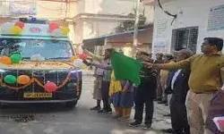 102 नंबर की 14 नयी एम्बुलेंसों को जिलाधिकारी ने दिखाई हरी झंडी