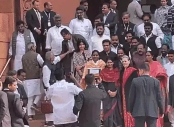 गांधी प्रतिमा के सामने विपक्ष के निलंबित सांसदों का प्रदर्शन-सोनिया ने