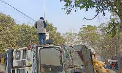 पालिका की लापरवाही से हुआ हादसा- गड्ढे में फंसकर पलटा ट्रक पालिका की लापरवाही से हुआ हादसा- गड्ढे में फंसकर पलटा ट्रक