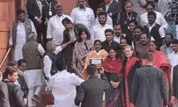 गांधी प्रतिमा के सामने विपक्ष के निलंबित सांसदों का प्रदर्शन-सोनिया ने गांधी प्रतिमा के सामने विपक्ष के निलंबित सांसदों का प्रदर्शन-सोनिया ने