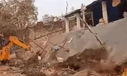 नायब तहसीलदार पर पथराव करने वाले रेत माफिया पर चला बुलडोजर नायब तहसीलदार पर पथराव करने वाले रेत माफिया पर चला बुलडोजर