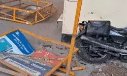 बैरियर तोड़कर पुलिस चौकी में घुसा तेज रफ्तार वाहन फरार- बड़ा हादसा..