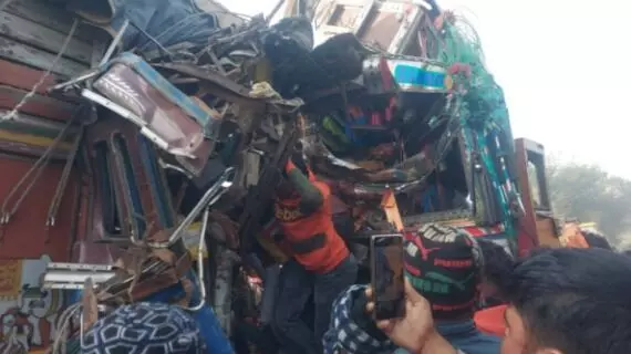 राजधानी में भीषण हादसा-आमने सामने टकराए दो ट्रक- एक की मौत राजधानी में भीषण हादसा-आमने सामने टकराए दो ट्रक- एक की मौत
