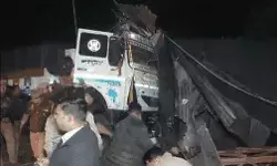 हाईवे पर फुटपाथ तोड़ते हुए चाय की दुकान में घुसा ट्राला-6 कुचले, 4 मौत हाईवे पर फुटपाथ तोड़ते हुए चाय की दुकान में घुसा ट्राला-6 कुचले, 4 मौत