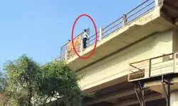 सेल्फी के चक्कर में ओवरब्रिज से गिरी लड़की- लोगों के रोकने पर भी नहीं सेल्फी के चक्कर में ओवरब्रिज से गिरी लड़की- लोगों के रोकने पर भी नहीं