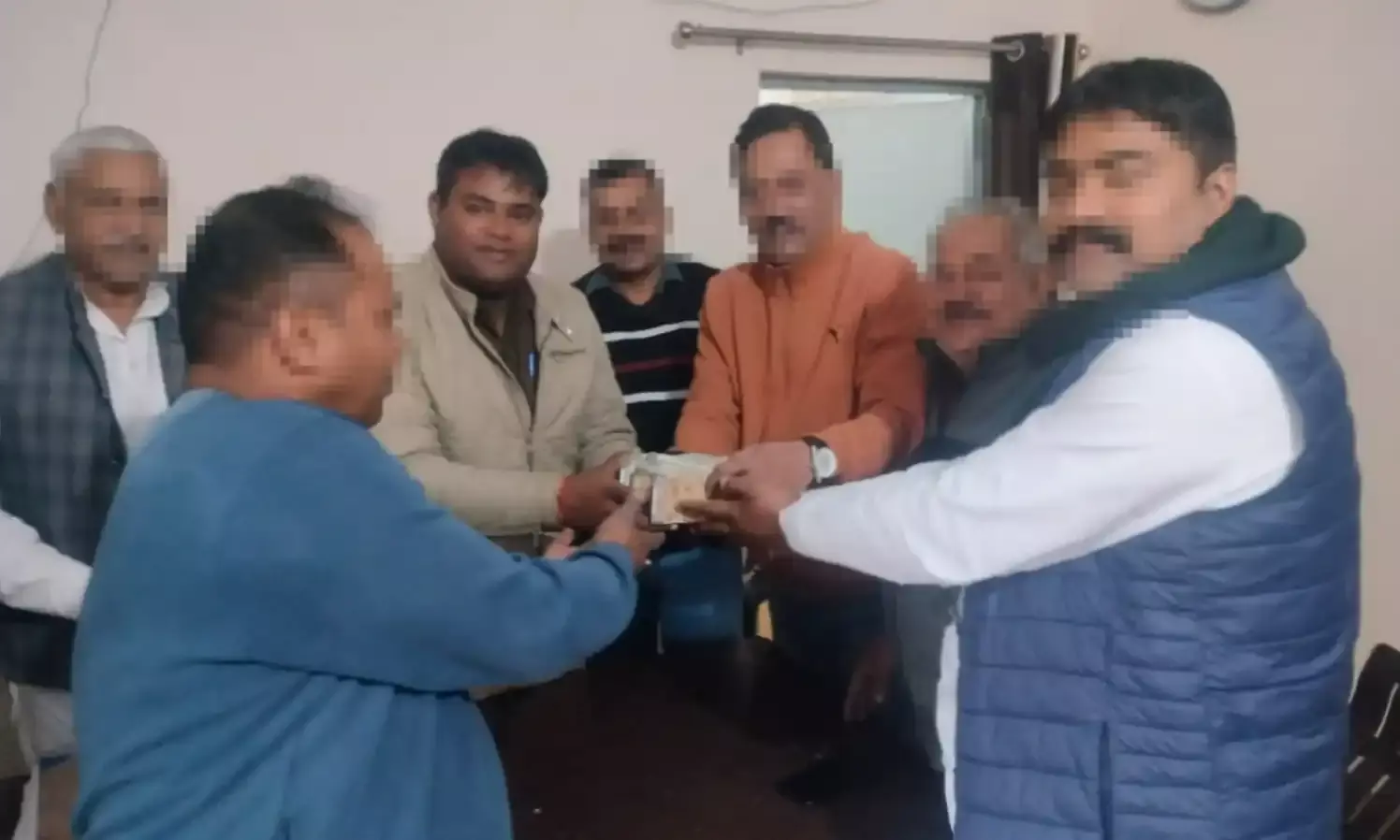 दरोगा ने पेश की ईमानदारी की मिसाल- लौटाया रुपयों से भरा बैग