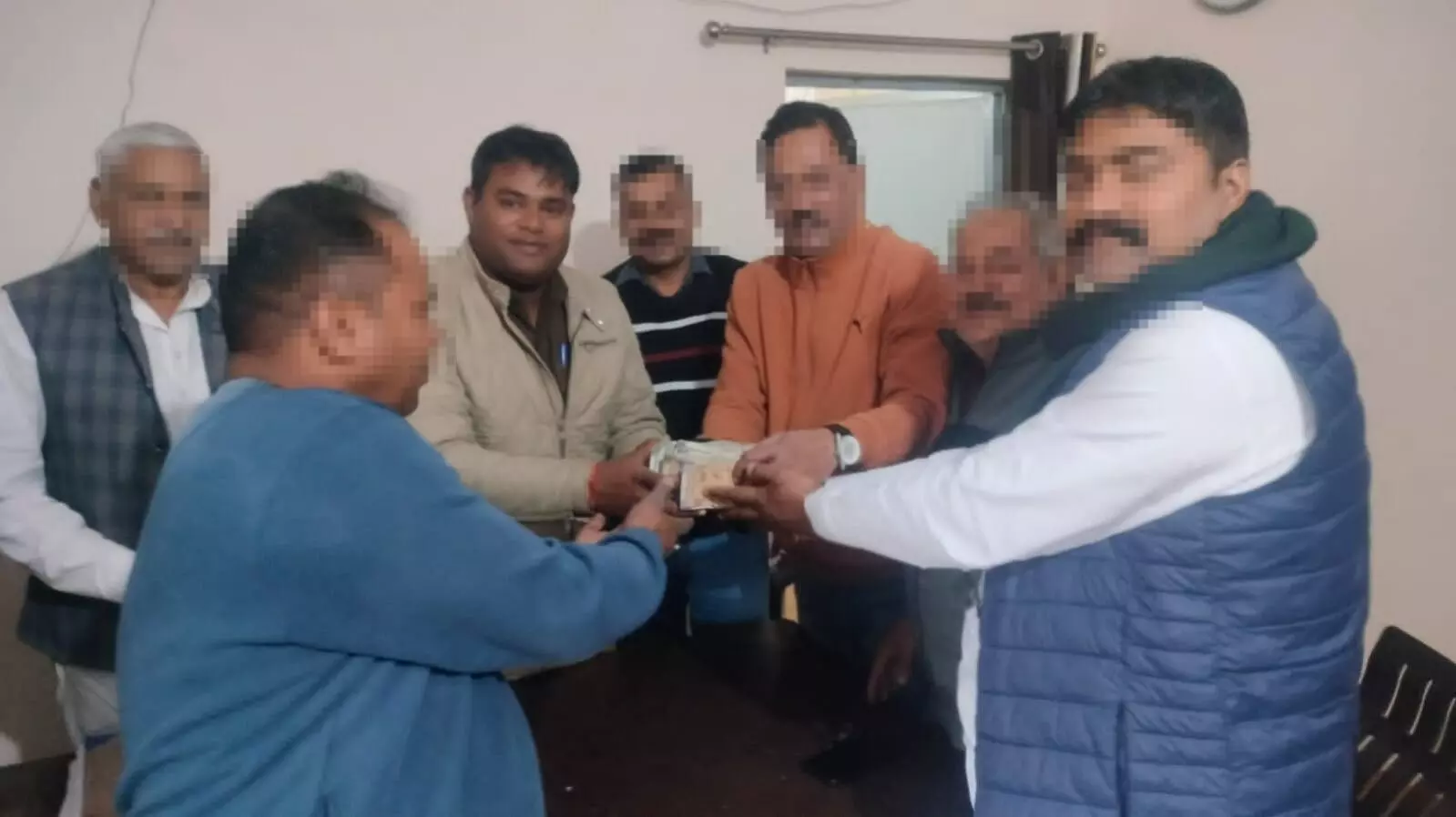दरोगा ने पेश की ईमानदारी की मिसाल- लौटाया रुपयों से भरा बैग