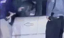 राष्ट्रपति के काफिले से टकराई कार-सुरक्षाकर्मियो ने ड्राइवर पर तानी राष्ट्रपति के काफिले से टकराई कार-सुरक्षाकर्मियो ने ड्राइवर पर तानी