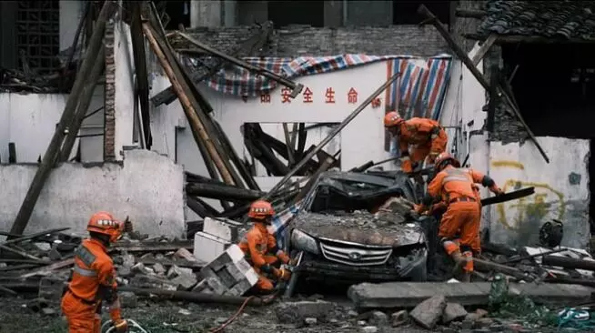प्रकृति का रौद्ररूप देख निकली चीन की चीख-भूकंप से मलबे मे इमारतें