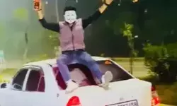 भाई ने दिखाया जलवा- गाड़ी की छत पर बैठ लहराई बोतल- दी पुलिस को चुनौती भाई ने दिखाया जलवा- गाड़ी की छत पर बैठ लहराई बोतल- दी पुलिस को चुनौती