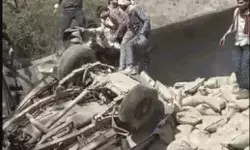 भिड़ंत के बाद खाई में पलटे ट्राला, बाइक एवं बोलेरो- चार लोगों की मौत भिड़ंत के बाद खाई में पलटे ट्राला, बाइक एवं बोलेरो- चार लोगों की मौत