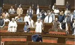 उपराष्ट्रपति की मिमिक्री पर राज्यसभा में प्रदर्शन-एनडीए सांसदों ने.. उपराष्ट्रपति की मिमिक्री पर राज्यसभा में प्रदर्शन-एनडीए सांसदों ने..