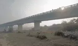 शराब तस्करों का पुलिस पर हमला- चढ़ाई गाड़ी- दरोगा की मौत शराब तस्करों का पुलिस पर हमला- चढ़ाई गाड़ी- दरोगा की मौत