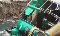 पुलिया किनारे खड़े ऑटो का बदला मूड-लगा दी नाले में छलांग-मची.. पुलिया किनारे खड़े ऑटो का बदला मूड-लगा दी नाले में छलांग-मची..