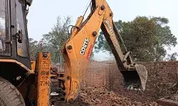 सरकारी जमीन पर रातोंरात मकान तैयार दिन के उजाले में बुलडोजर से बिस्मार सरकारी जमीन पर रातोंरात मकान तैयार दिन के उजाले में बुलडोजर से बिस्मार