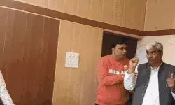 कुर्सी के लिए हंगामा- पूर्व मंत्री एवं ब्लॉक अध्यक्ष आपस में भिड़े- मचा हड़कंप कुर्सी के लिए हंगामा- पूर्व मंत्री एवं ब्लॉक अध्यक्ष आपस में भिड़े- मचा हड़कंप