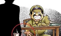 घूस लेने पर कप्तान का एक्शन- रिश्वतखोर इंस्पेक्टर व हेड कांस्टेबल सस्पेंड घूस लेने पर कप्तान का एक्शन- रिश्वतखोर इंस्पेक्टर व हेड कांस्टेबल सस्पेंड