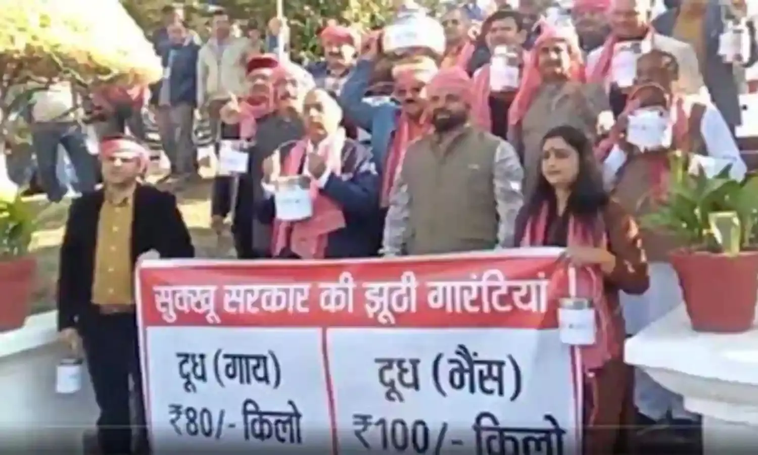 भाजपा विधायकों ने विधानसभा के बाहर बेचा 100 रुपए किलो दूध