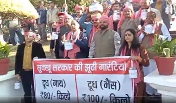 भाजपा विधायकों ने विधानसभा के बाहर बेचा 100 रुपए किलो दूध
