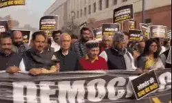 पुरानी संसद से विजय चौक तक विपक्ष का पैदल मार्च- बोले सांसद सुरक्षा... पुरानी संसद से विजय चौक तक विपक्ष का पैदल मार्च- बोले सांसद सुरक्षा...