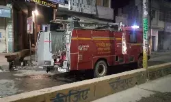 एक्सिस बैंक में लगी भीषण आग में लाखों की मशीन जलकर हुई राख