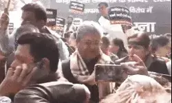 संसद की सुरक्षा में चूक-तीन सांसद फिर सस्पेंड- अब तक 146 निलंबित संसद की सुरक्षा में चूक-तीन सांसद फिर सस्पेंड- अब तक 146 निलंबित