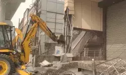 नदी की जमीन पर बने मकानों एवं दुकानों पर चला बुलडोजर- पुलिस ने भांजी.. नदी की जमीन पर बने मकानों एवं दुकानों पर चला बुलडोजर- पुलिस ने भांजी..