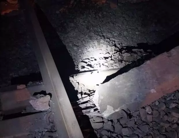 रात के अंधेरे में बम विस्फोट से उड़ा दी रेल की पटरी - रेल संचालन ठप