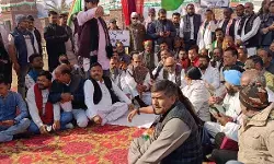 सांसदों के निलंबन के विरोध मे कांग्रेस अध्यक्ष के साथ नेताओ ने रखा मौन