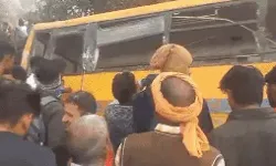 स्कूल बस पलटने से दो छात्रों की मौत- ओवरटेक के चक्कर में पेड़ से टकराई स्कूल बस पलटने से दो छात्रों की मौत- ओवरटेक के चक्कर में पेड़ से टकराई