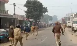 लाठीचार्ज करने वाली पुलिस के महिलाओं ने उखाड़े पैर- किया खूब पथराव लाठीचार्ज करने वाली पुलिस के महिलाओं ने उखाड़े पैर- किया खूब पथराव